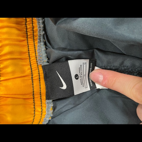 Nike men’s  large board shorts - Picture 2 of 5